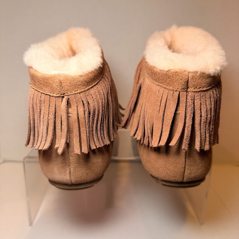 Emu Australia Suede Fringe Cayote Sheepskin Moccasin Boots Women's 6 Men's 5 - Picture 2 of 7